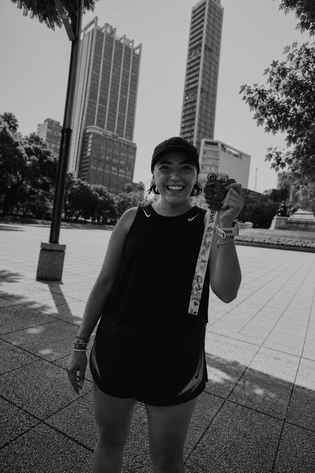 Fernanda Aguirre celebrando con su medalla de carrera